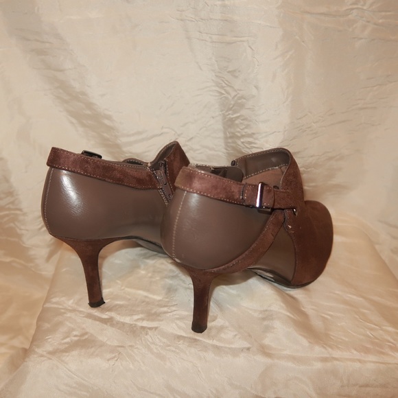 Brown heels ankle booties 🤎 - Picture 3 of 3